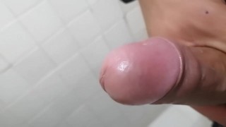 Se masturba en el baño