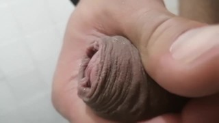 Se masturba en el baño