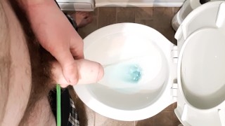 FTM pisse avec son penis bander