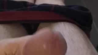 je me branle et ejacule en laissant mon sperme dégouliner