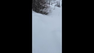 Je pisse en pleine forêt dans la neige ! - Amateur couple