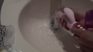 バイブでのオナニーの準備中　ゲイ　LGBT 　男　レディボーイ　ホモ