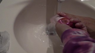 バイブでのオナニーの準備中　ゲイ　LGBT 　男　レディボーイ　ホモ