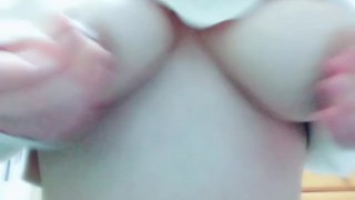 ノーブラで乳首をぐりぐりするオナニー