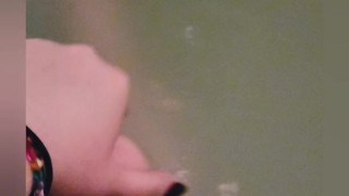 Wet feet in the hot bath