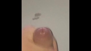 Возбуждённый парень дрочит хуй и обильно кончает