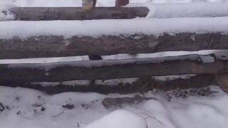 парня спалили за дрочкой в лесу