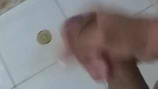  se pone cachondo mientras se ducha y se hace una paja