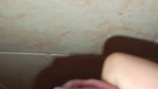 Кончаю в публичном туалете