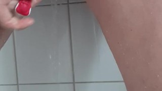 Shaving pussy