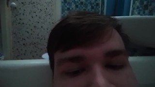 Артем сосет сам себе дрочит ногами лижет ноги в ванной self suck autofellatio self footjob