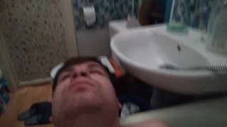Артем сосет сам себе дрочит ногами лижет ноги в ванной self suck autofellatio self footjob