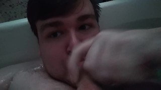 Артем сосет сам себе дрочит ногами лижет ноги в ванной self suck autofellatio self footjob
