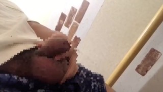 M男くんが友達の家のトイレでおしっこドアップ撮影！