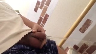 M男くんが友達の家のトイレでおしっこドアップ撮影！