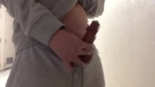 スウェットで露出おしっこ後にオナニーして大量射精しちゃう早漏くん