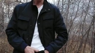 Парень дрочит на улице. Публичная дрочка голым