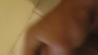 Me masturbo en el cuarto de mi hermanastra mientras ella esta en la sala