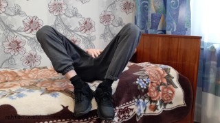Русский спортивный пацан в кроссовках дрочит свой большой хуй