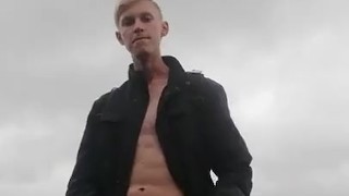 Парень дрочит в центре города. Публичный дроч