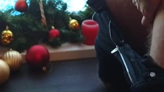 парень дрочит член и ласкает задницу на столе