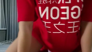 赤いドレスと靴下のかわいい男の子は自慰行為と絶頂