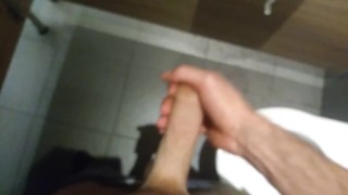 Paja rápida en el baño del gimnasio POV