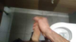 Paja rápida en el baño del gimnasio POV