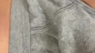 Im Liegen in die Unterhose gepullert