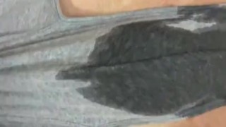 Im Liegen in die Unterhose gepullert