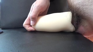 今年もバレンタインデーで貰ったフェラオナホが気持ちよすぎて早漏連続射精してしまう変態君。そして固形物の様な硬い精子が出ました。