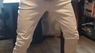 парень дрочит в белых джинсах