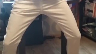 парень дрочит в белых джинсах