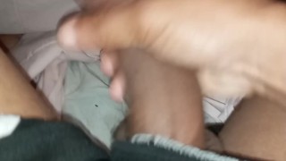 Me mastubo en mi cuarto viendo porno