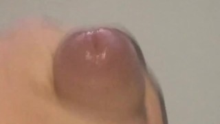 Парень дрочит хуй крупным планом