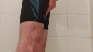 Speedo Boy se pone cachondo en el baño