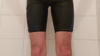 Speedo Boy se pone cachondo en el baño