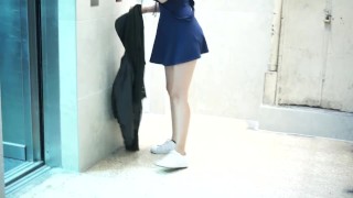 Mi chica se desnuda completamente en la calle