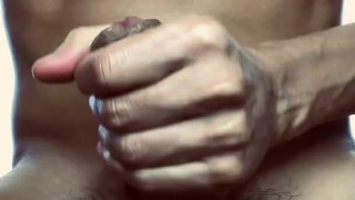 Joven se divierte con su verga venosa