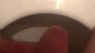 Подрочил в туалете