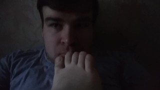 Артем сам себе лижет ноги self suck autofellatio self footjob