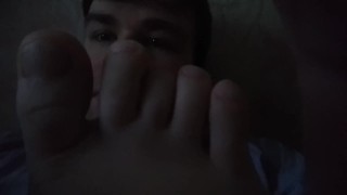 Артем сам себе лижет ноги self suck autofellatio self footjob