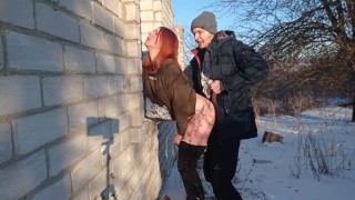 Секс на улице зимой - парня трахнуть себя