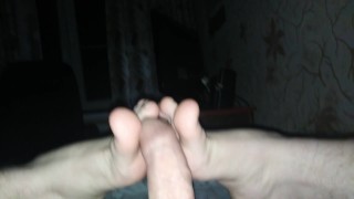 Артем сосет сам себе дрочит ногами лижет ноги self suck autofellatio self footjob