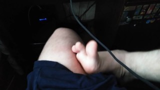 Артем сам себе дрочит ногами self suck autofellatio self footjob