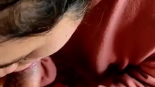 Universitaria se le vence la renta y paga con una mamada y follada