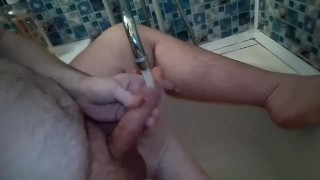 Артем дрочит ногами сам себе в воде self suck autofellatio self footjob