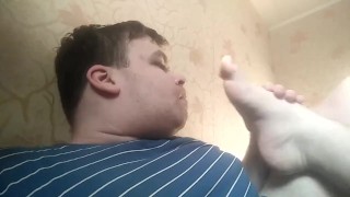 Артем лижет ноги сам себе и ест огурец self suck autofellatio self footjob
