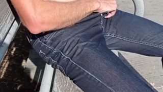 парень дрочит на публике