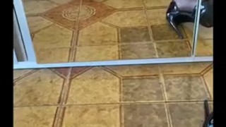 Godo con un vibratore nella figa mi mastrubo allo specchio